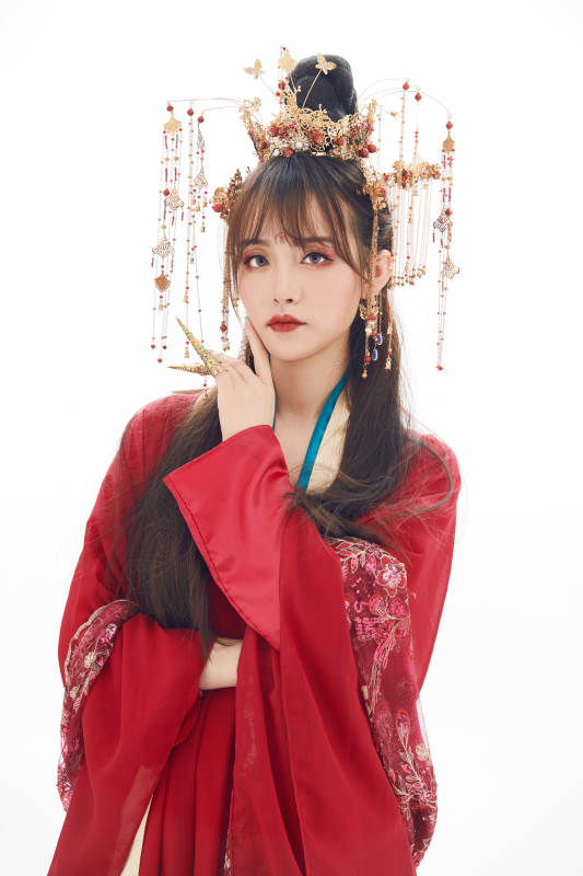 白色背景下身穿大唐风韵女性古装造型