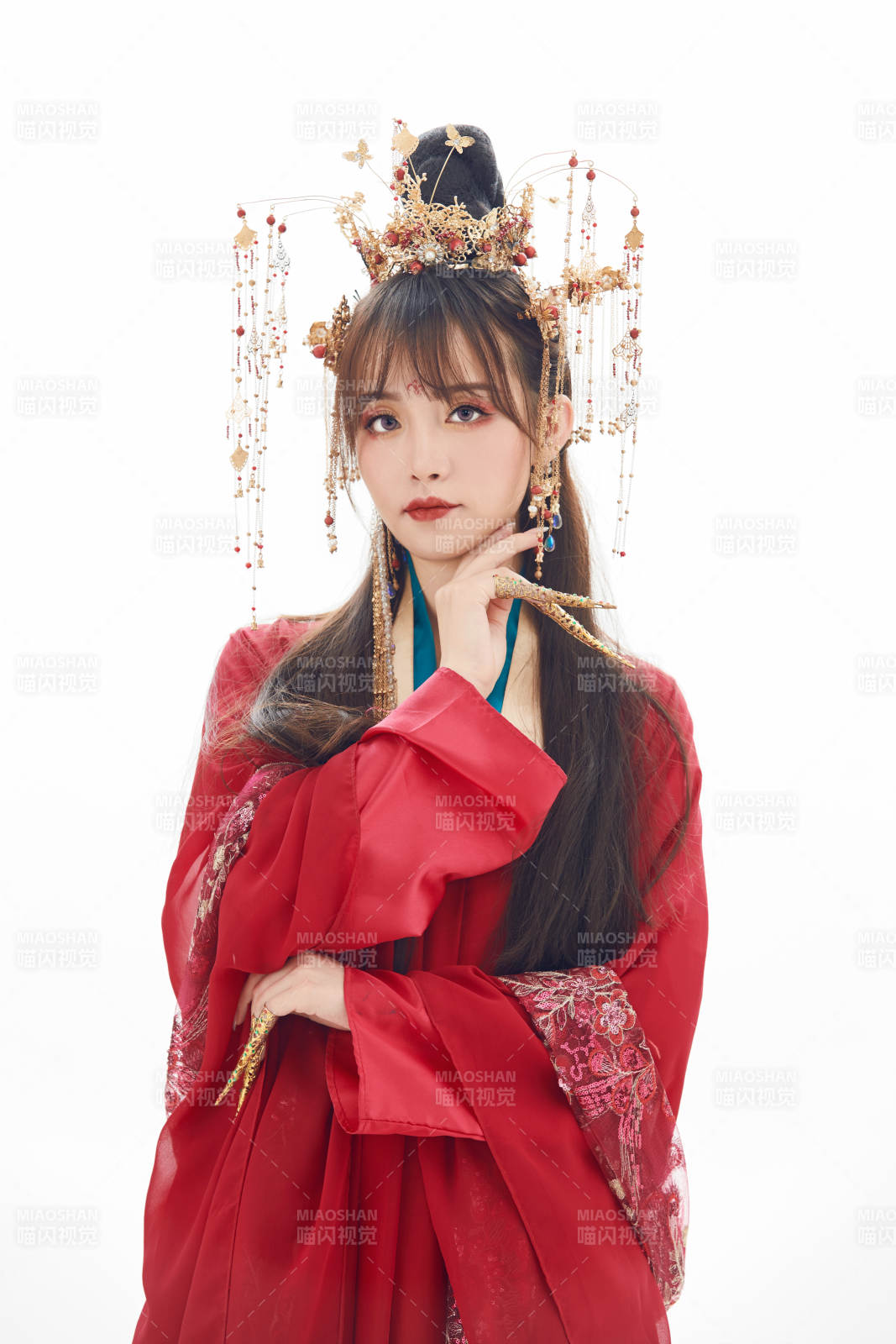 白色背景下身穿大唐風(fēng)韻女性古裝造型