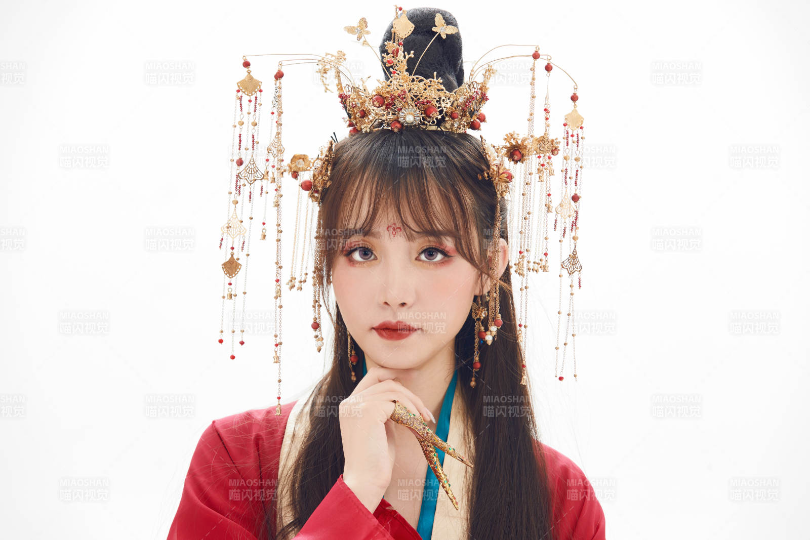 白色背景下身穿大唐风韵女性古装造型