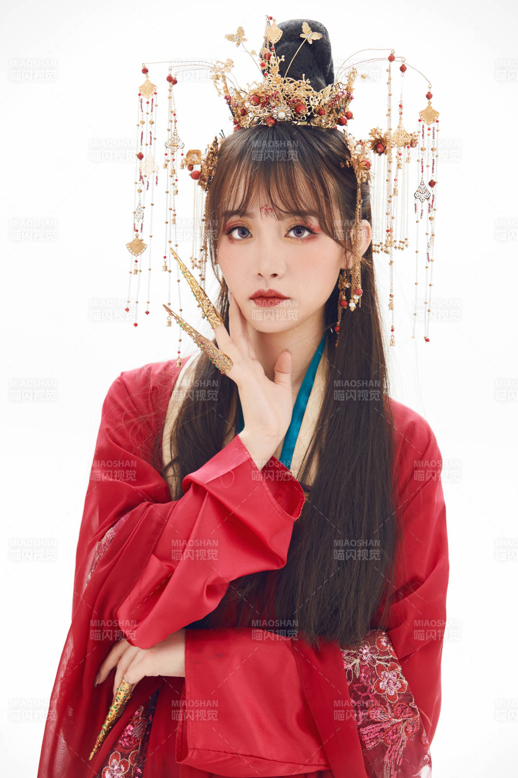 白色背景下身穿大唐风韵女性古装造型