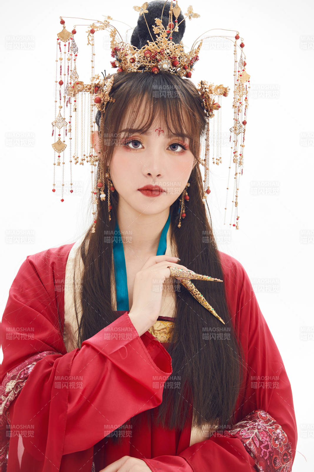 白色背景下身穿大唐风韵女性古装造型