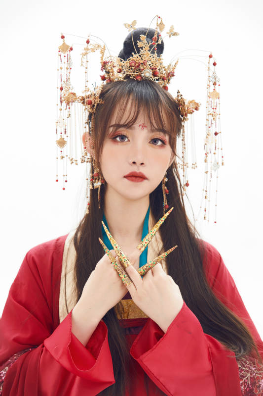 白色背景下身穿大唐风韵女性古装造型