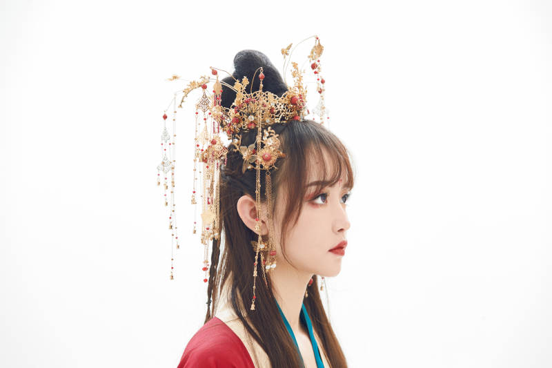 白色背景下身穿大唐风韵女性古装造型