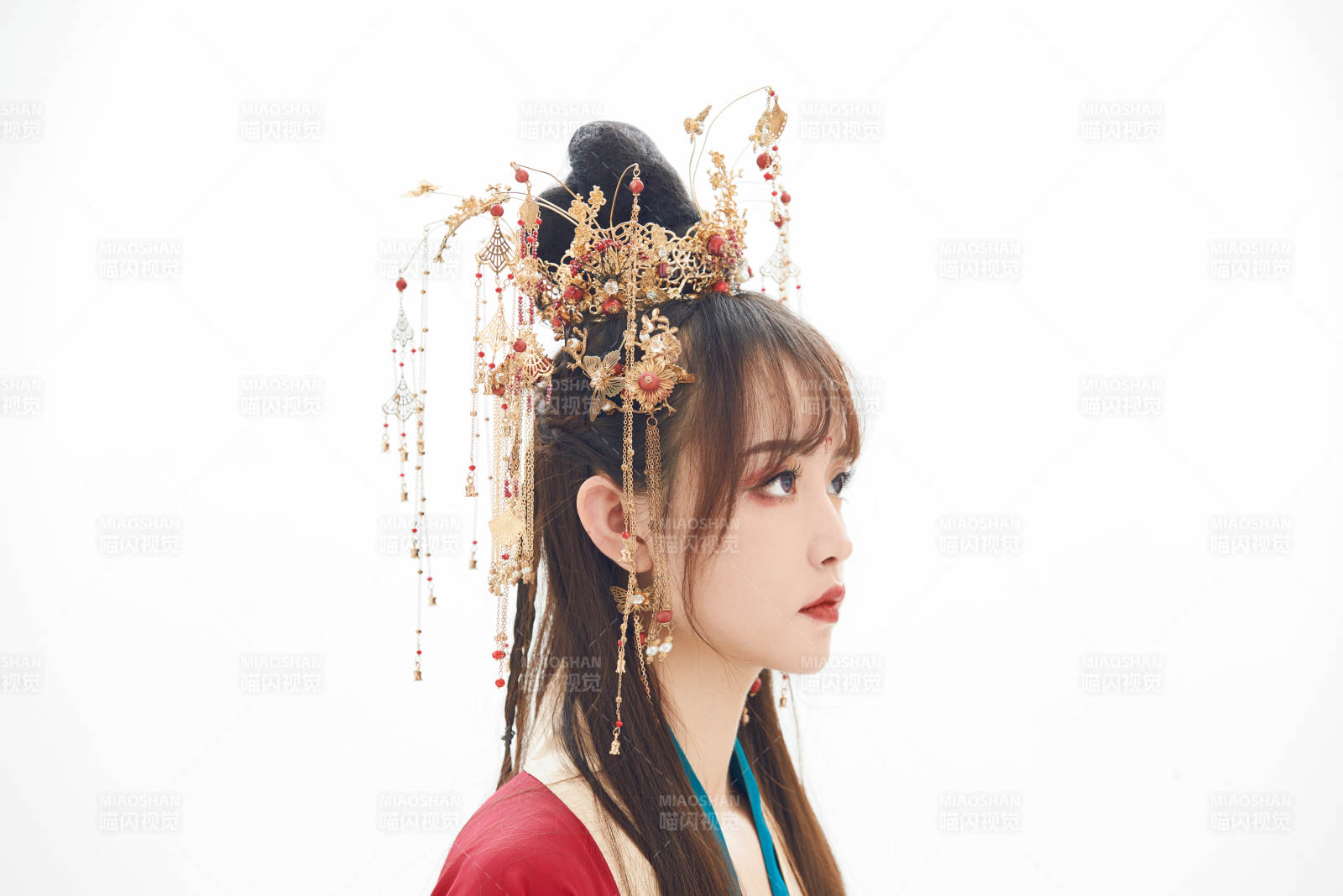 白色背景下身穿大唐风韵女性古装造型