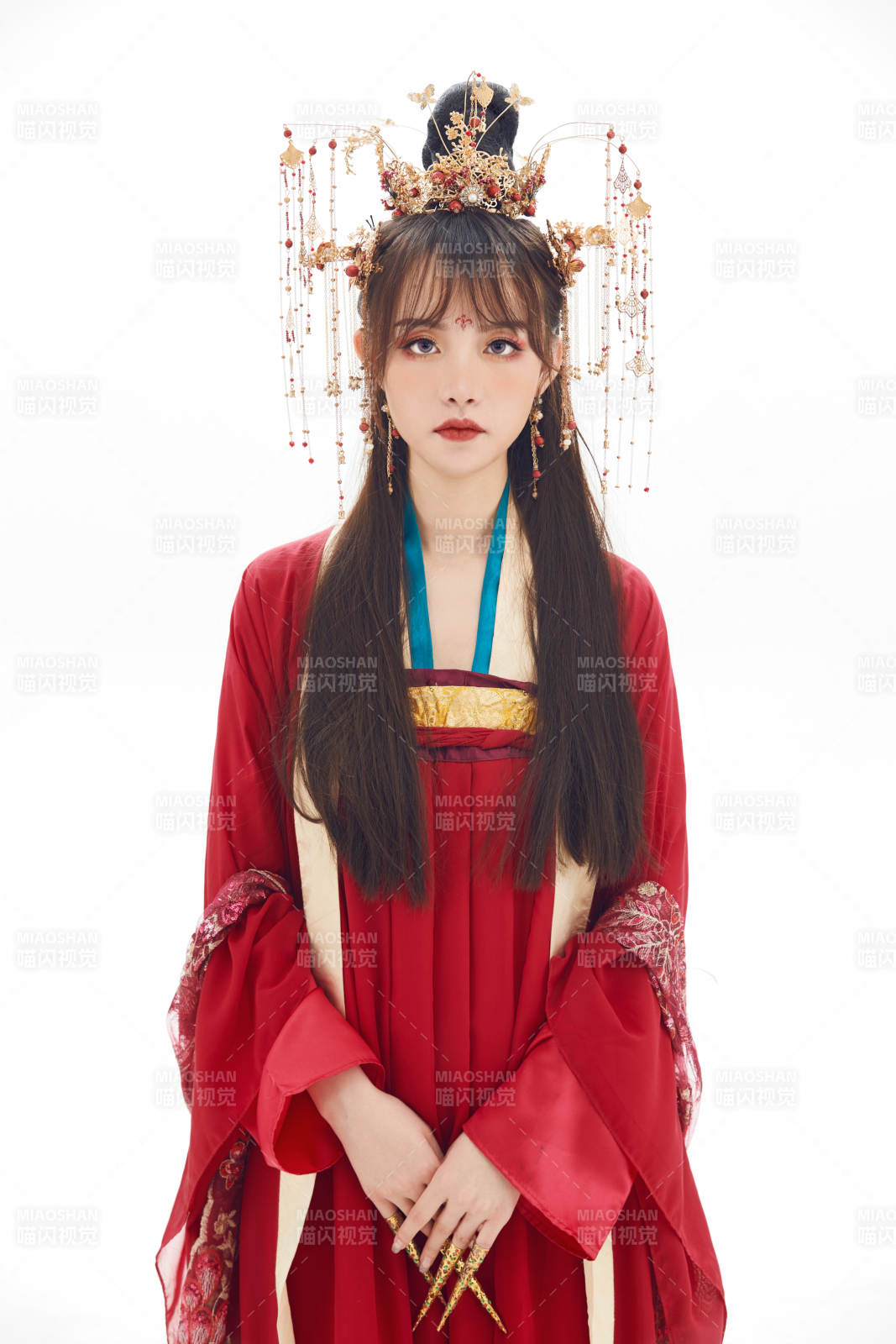 白色背景下身穿大唐風韻女性古裝造型