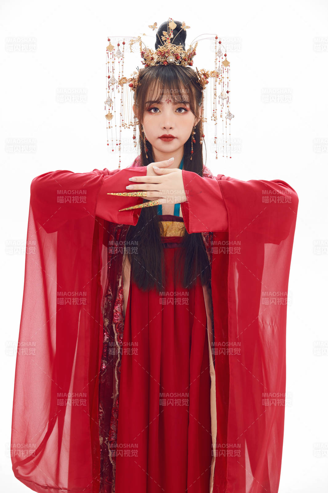 白色背景下身穿大唐風韻女性古裝造型