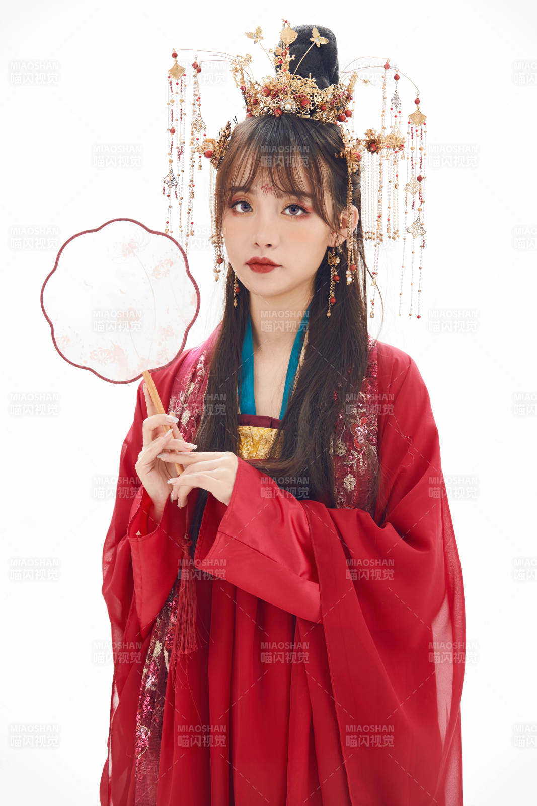 白色背景下身穿大唐风韵女性古装造型