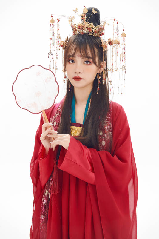 白色背景下身穿大唐风韵女性古装造型