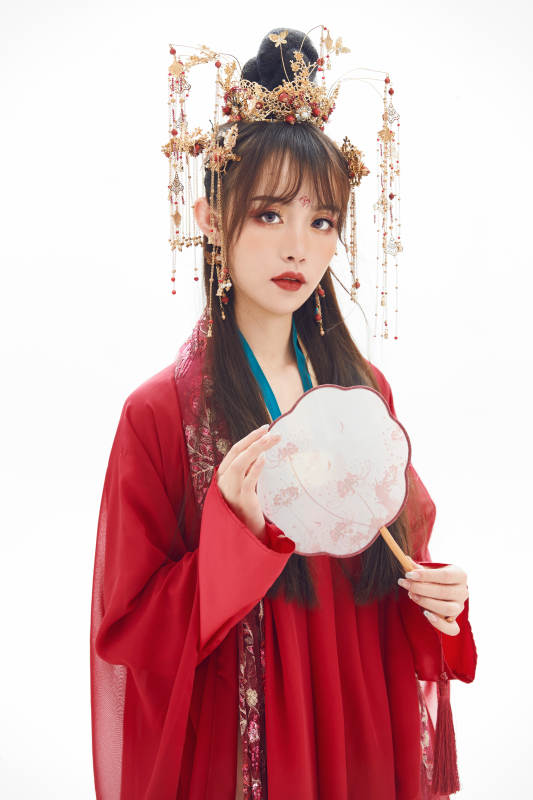 白色背景下身穿大唐風(fēng)韻女性古裝造型