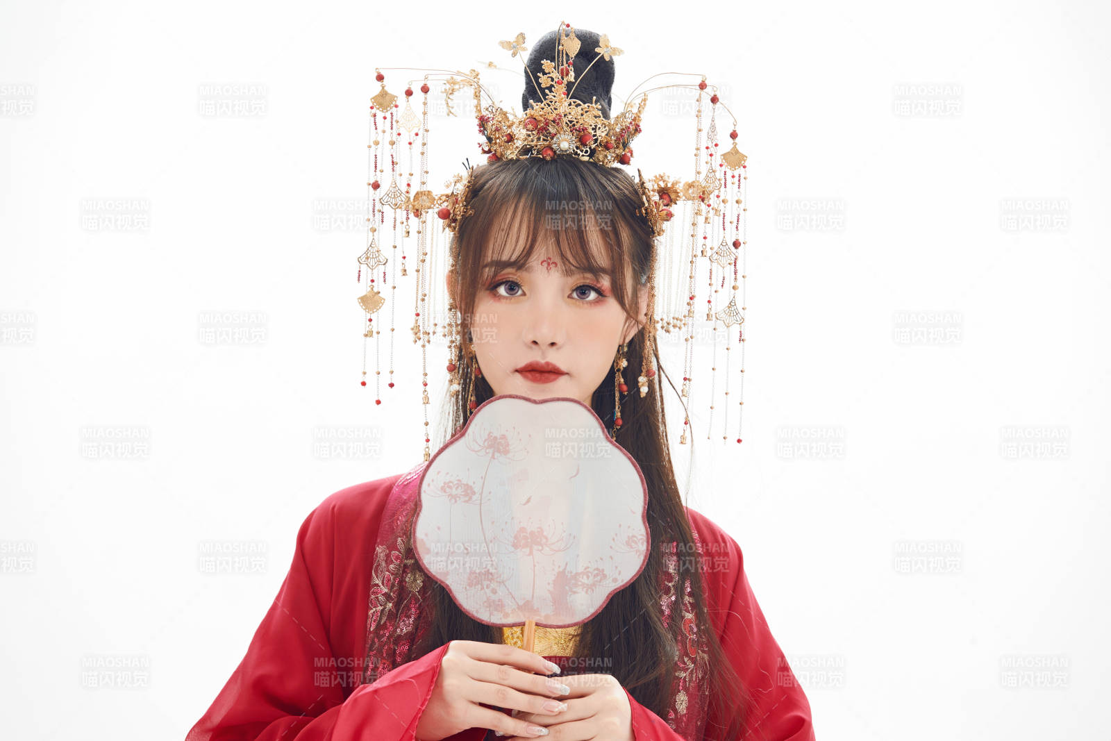 白色背景下身穿大唐風(fēng)韻女性古裝造型