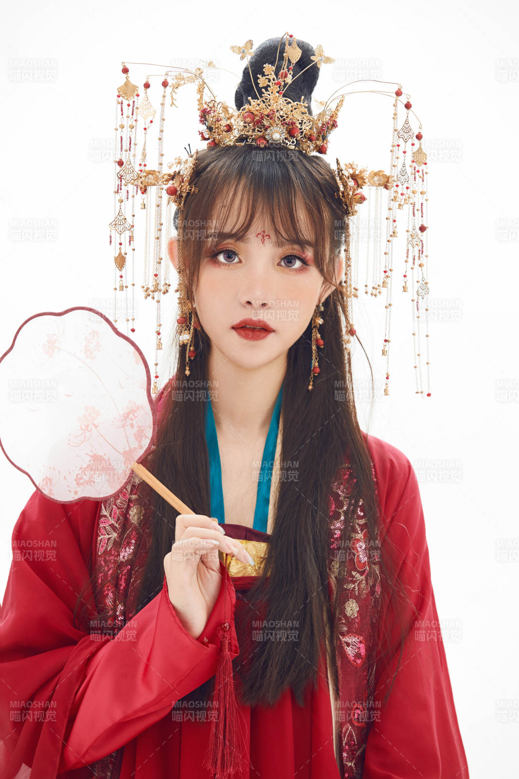 白色背景下身穿大唐風韻女性古裝造型