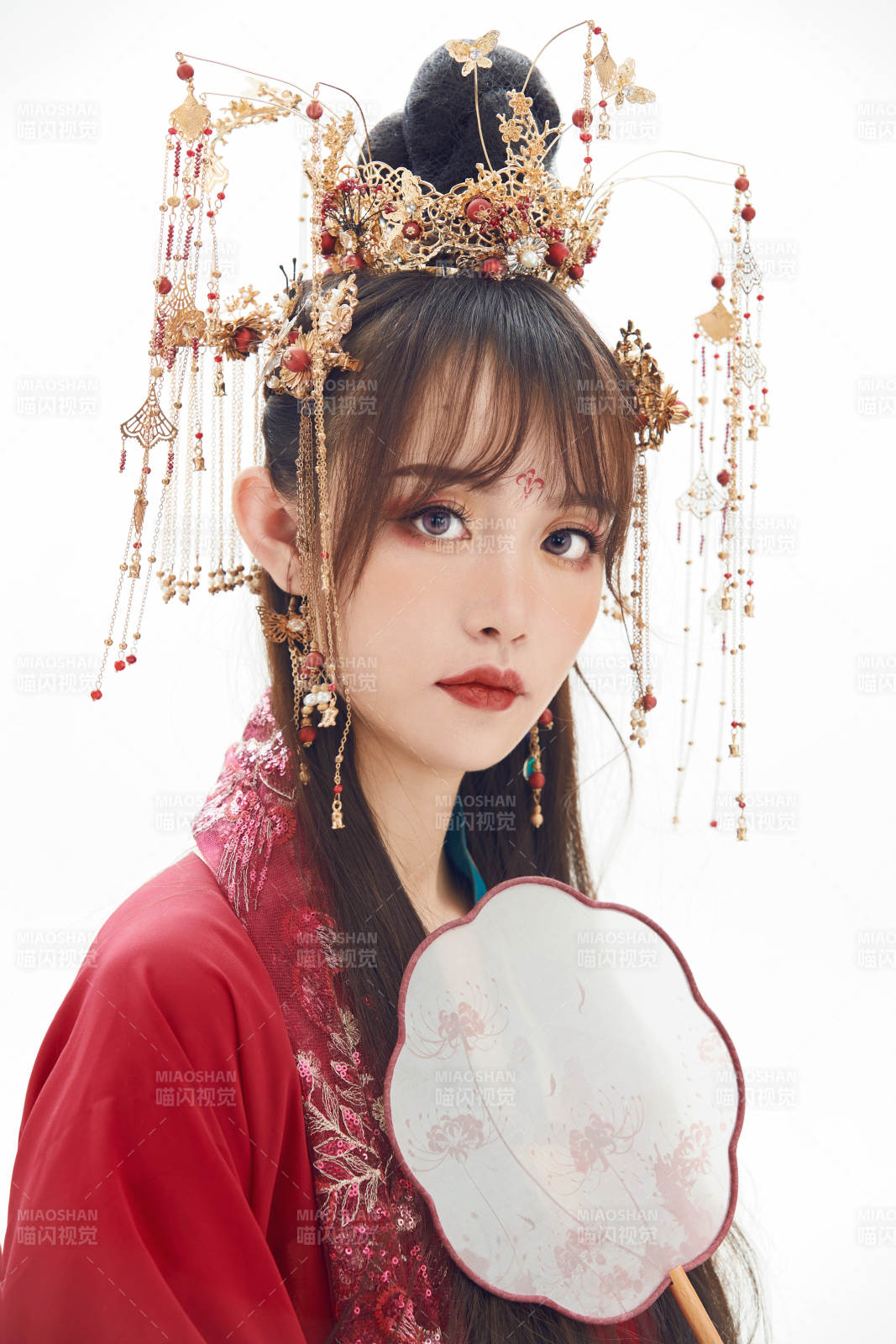 白色背景下身穿大唐風韻女性古裝造型