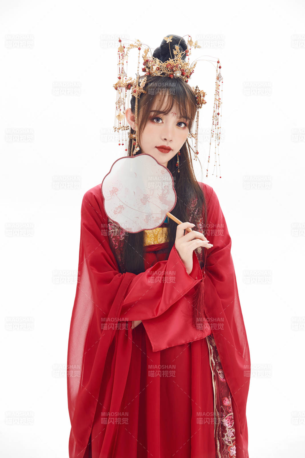 白色背景下身穿大唐風韻女性古裝造型