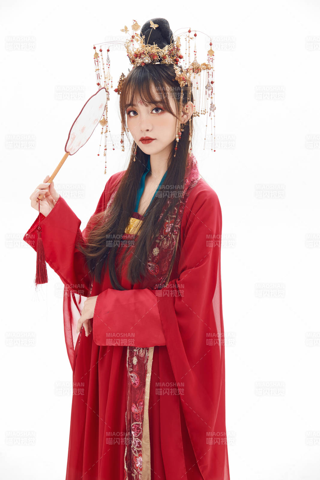 白色背景下身穿大唐风韵女性古装造型