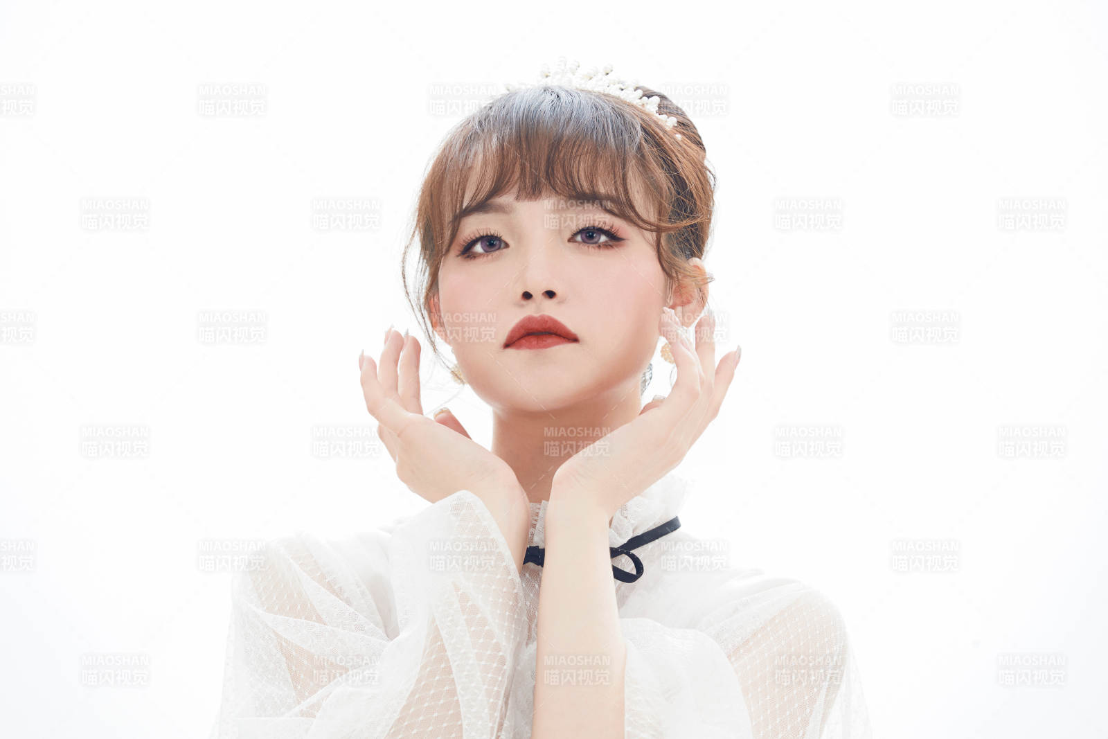 仿妝奧黛麗赫本風格妝容服飾的亞洲少女