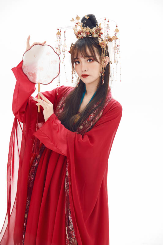 白色背景下身穿大唐风韵女性古装造型