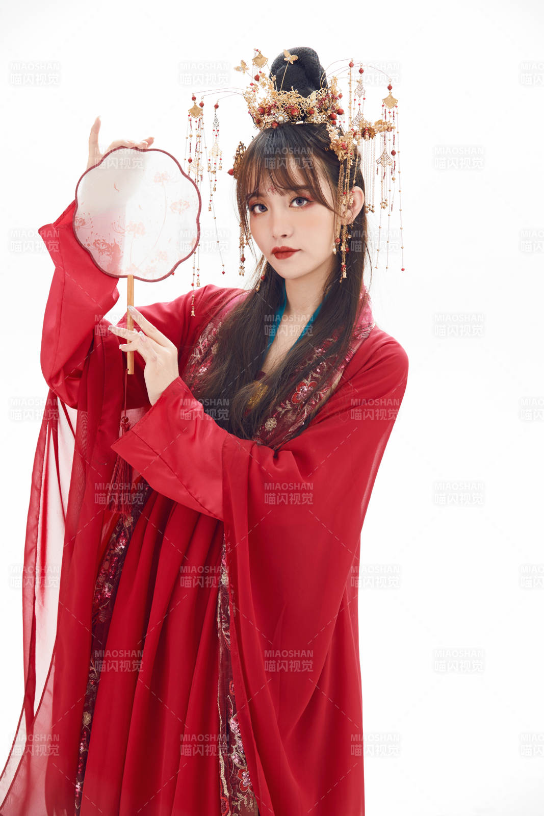 白色背景下身穿大唐风韵女性古装造型