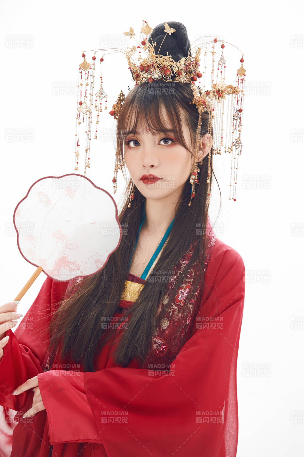 白色背景下身穿大唐風韻女性古裝造型