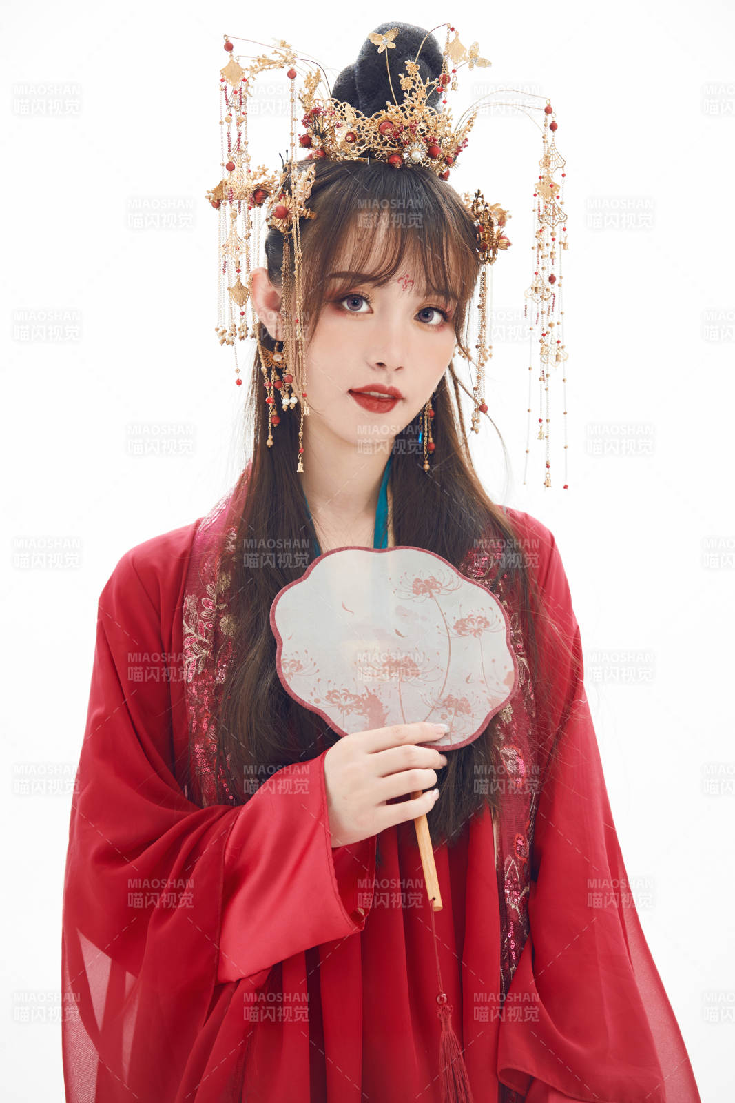 白色背景下身穿大唐风韵女性古装造型