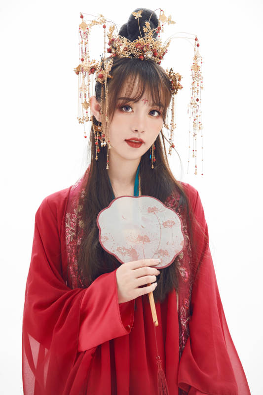 白色背景下身穿大唐风韵女性古装造型