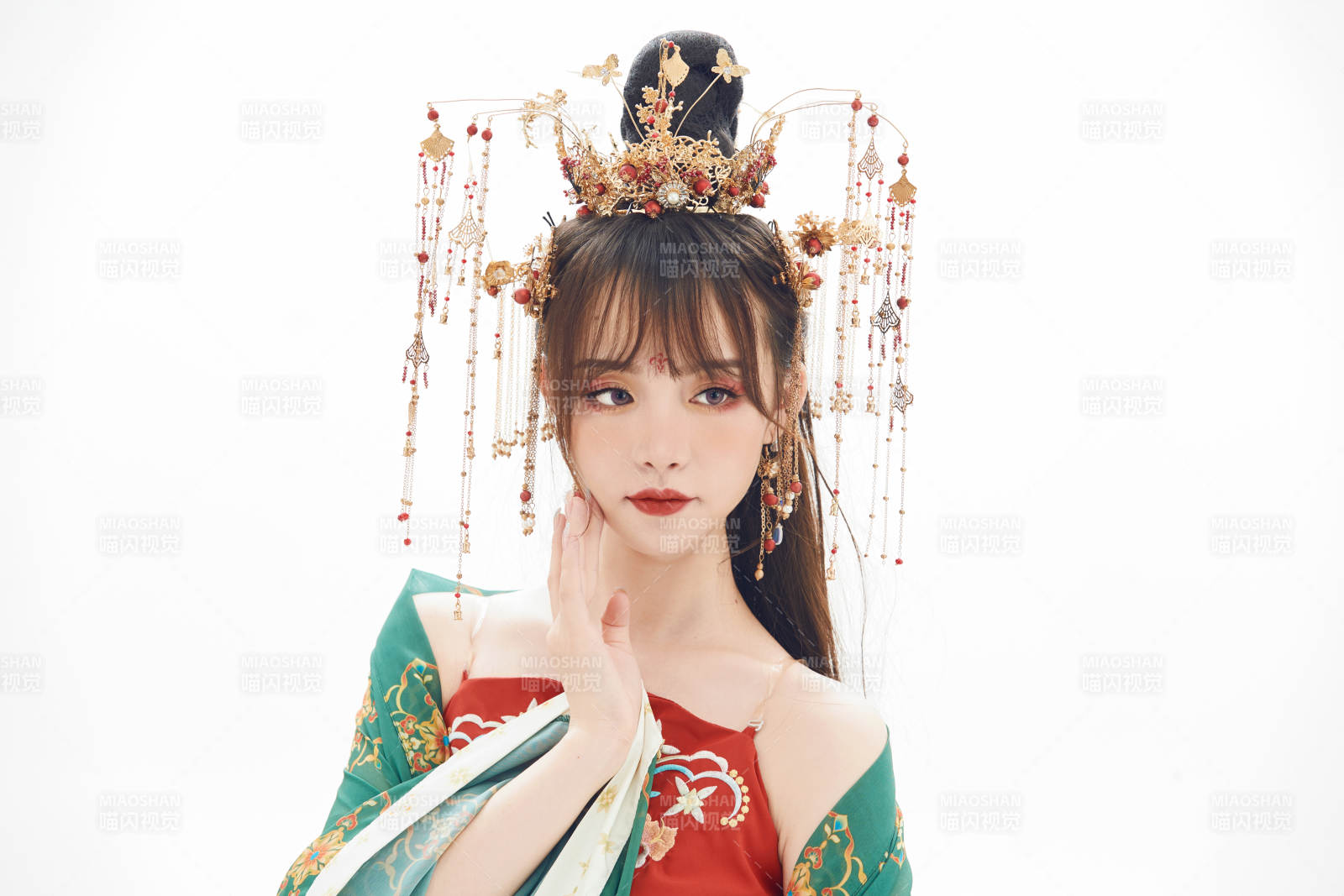 白色背景下身穿大唐风韵女性古装造型