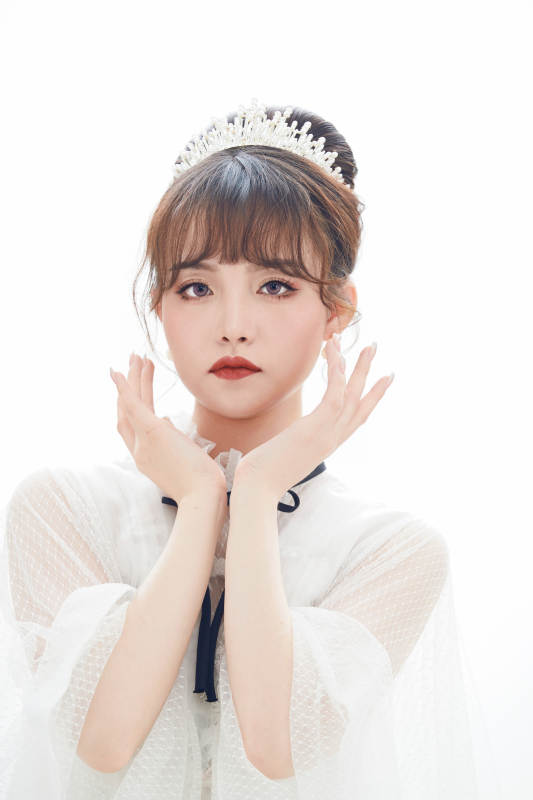 仿妆奥黛丽赫本风格妆容服饰的亚洲少女