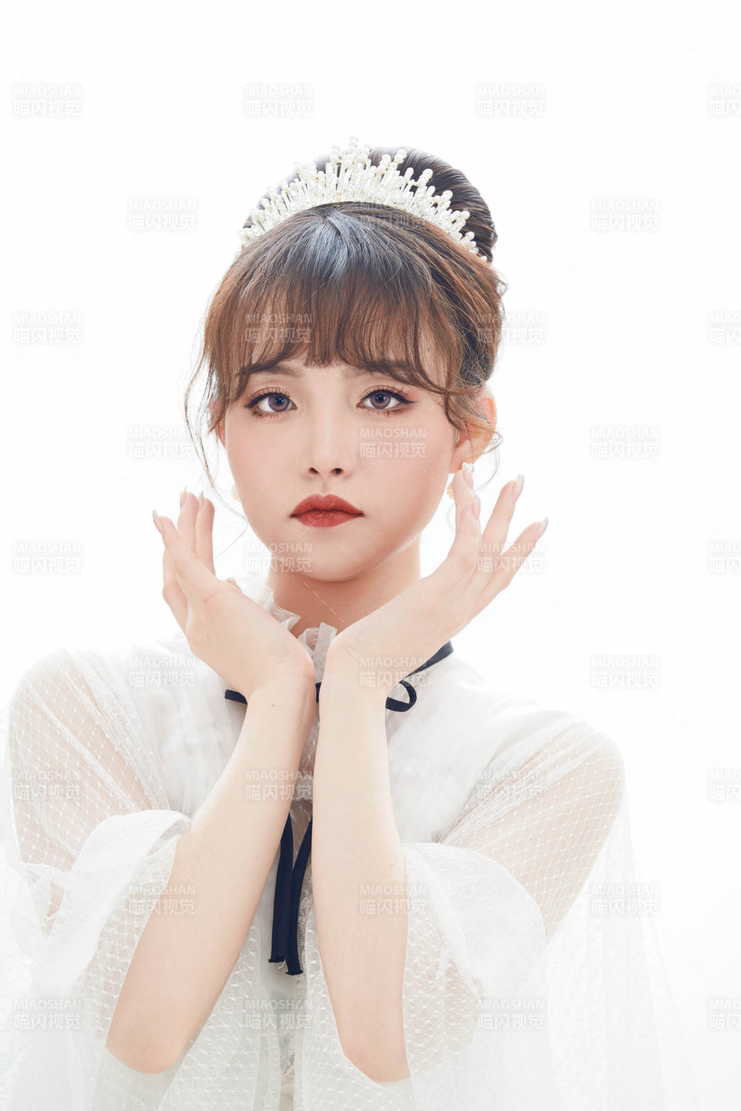 仿妆奥黛丽赫本风格妆容服饰的亚洲少女