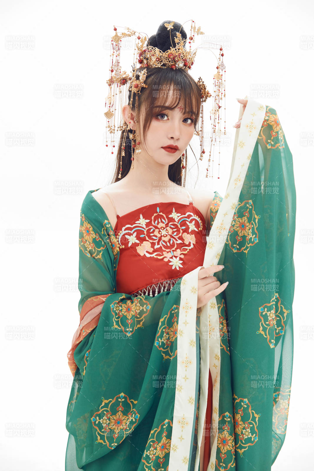 白色背景下身穿大唐風韻女性古裝造型