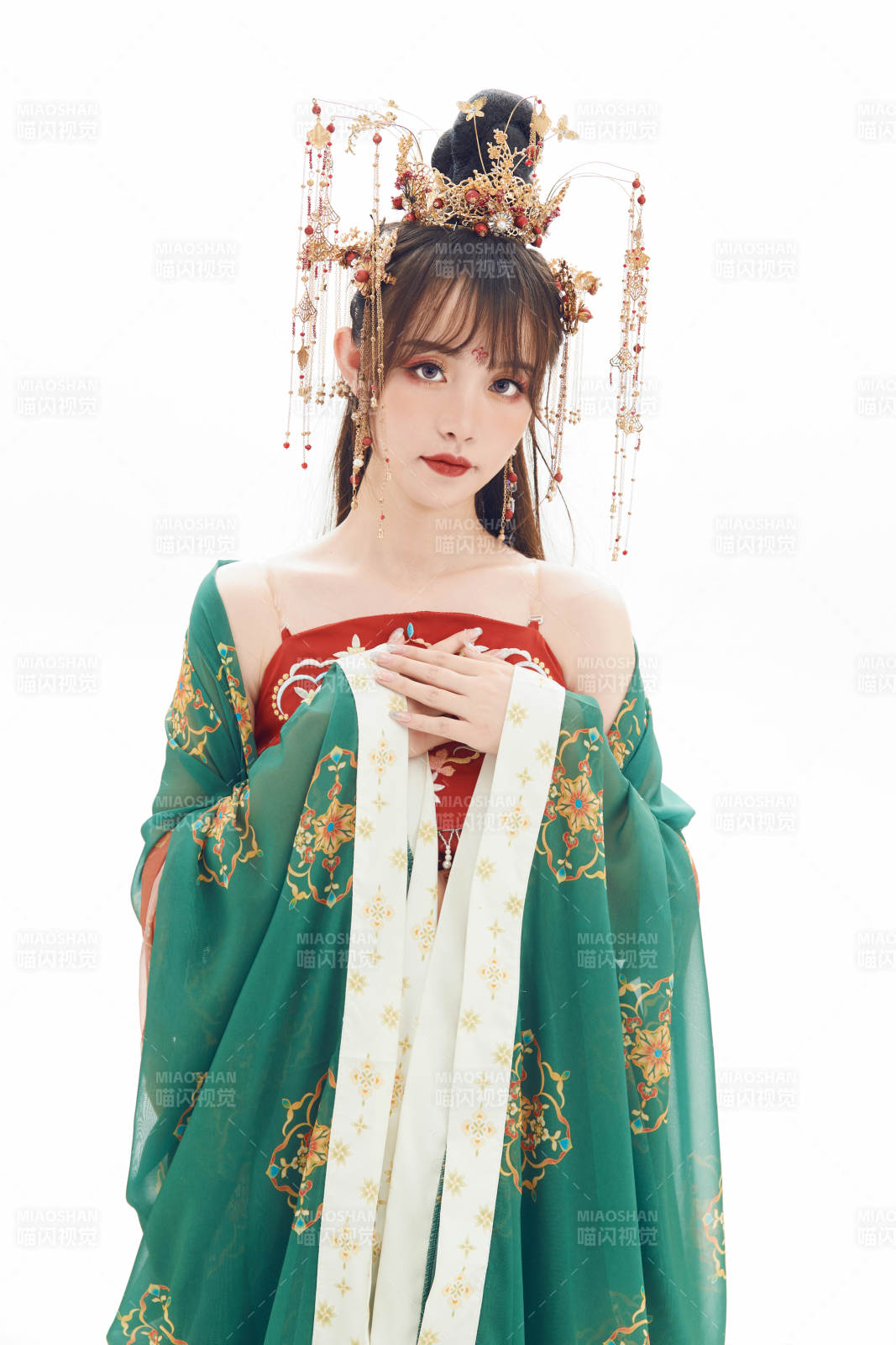 白色背景下身穿大唐風韻女性古裝造型