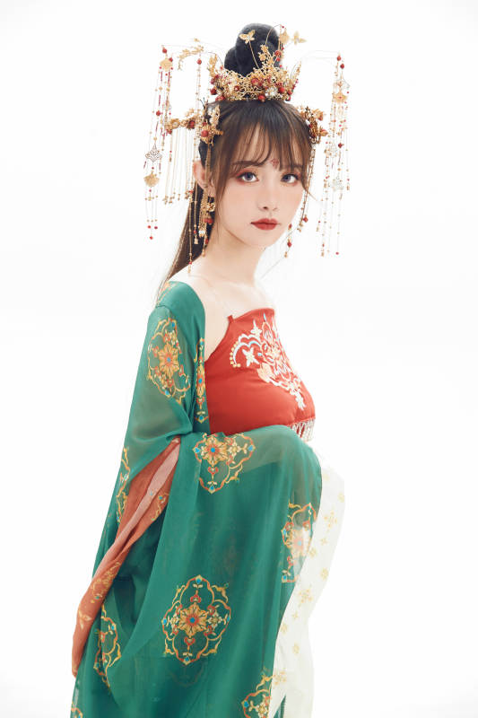 白色背景下身穿大唐风韵女性古装造型