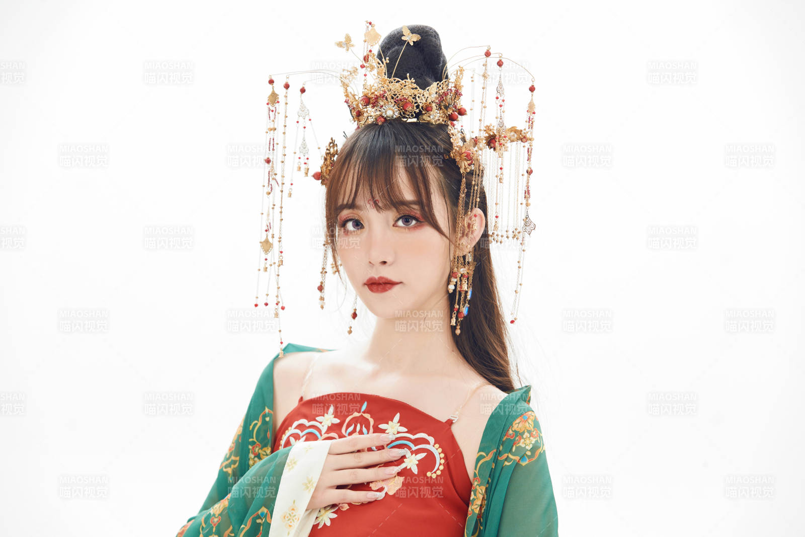 白色背景下身穿大唐风韵女性古装造型