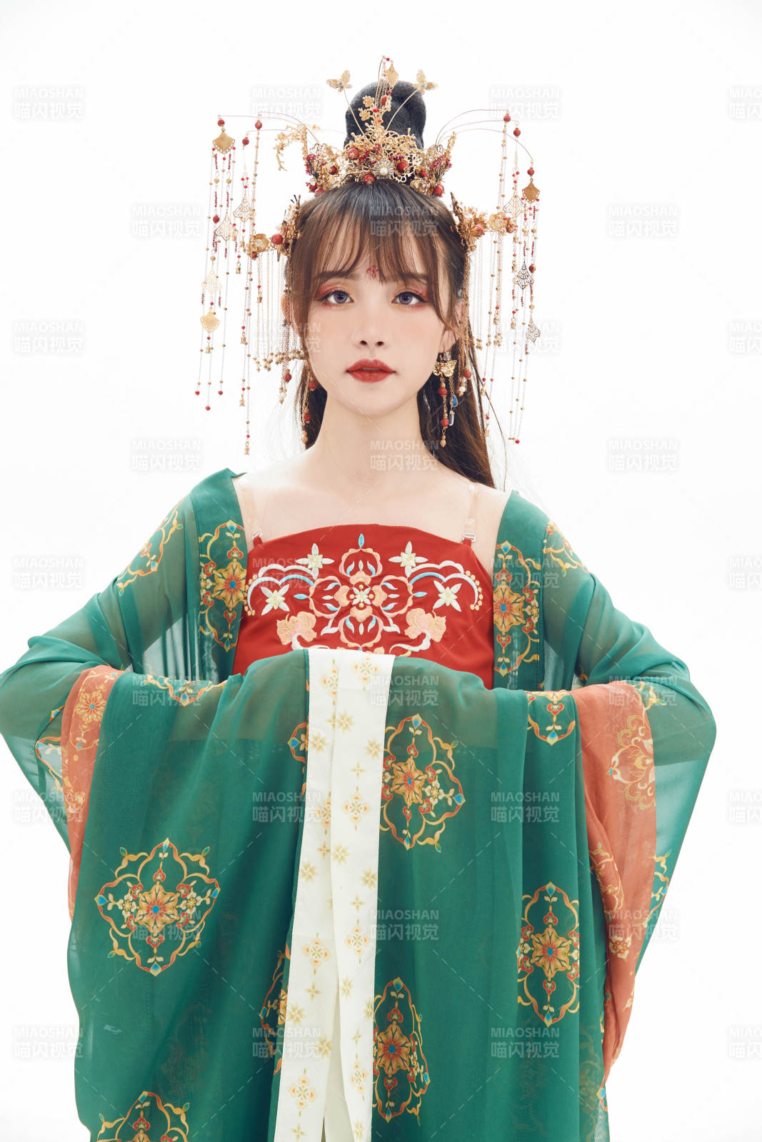 白色背景下身穿大唐风韵女性古装造型