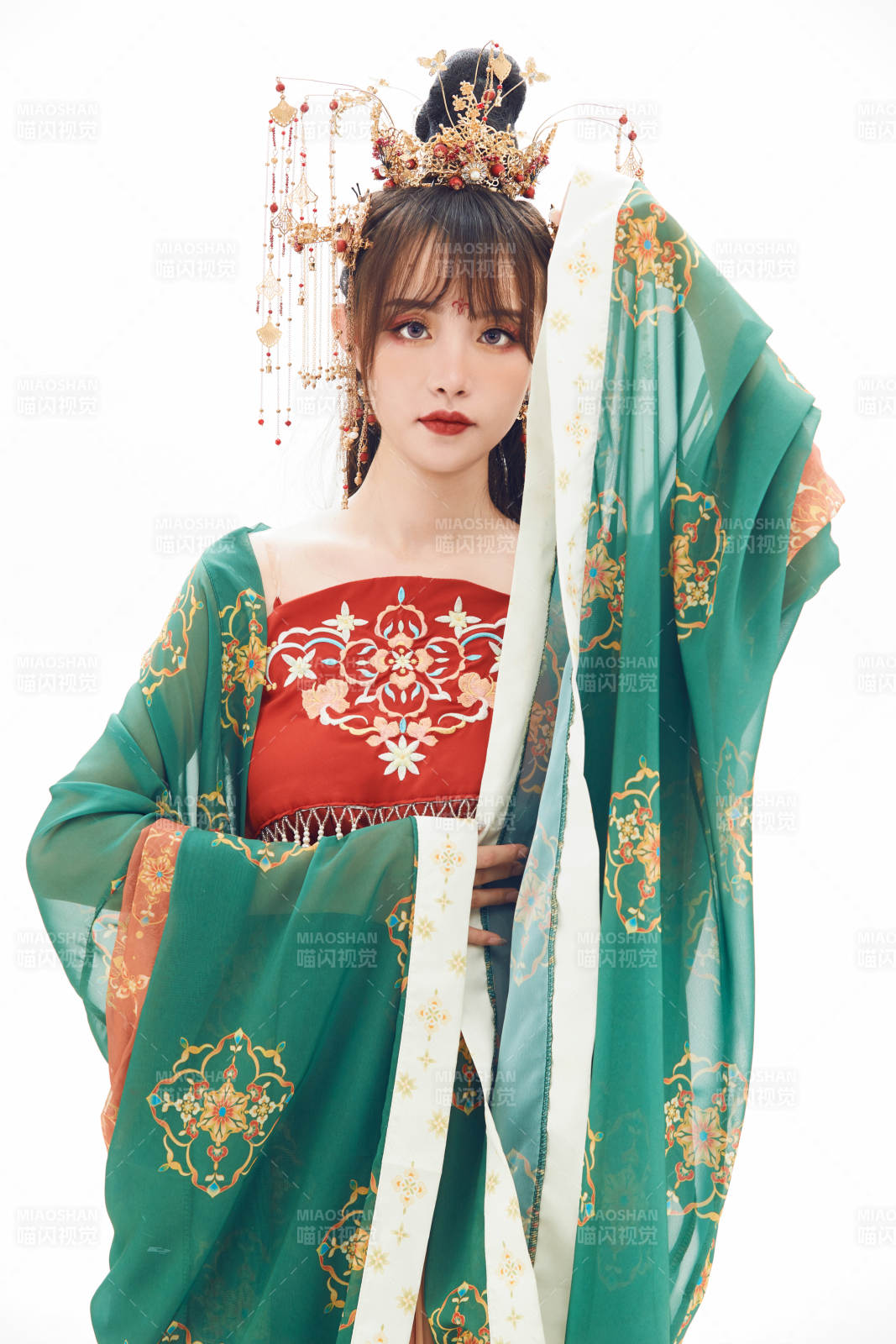 白色背景下身穿大唐風韻女性古裝造型