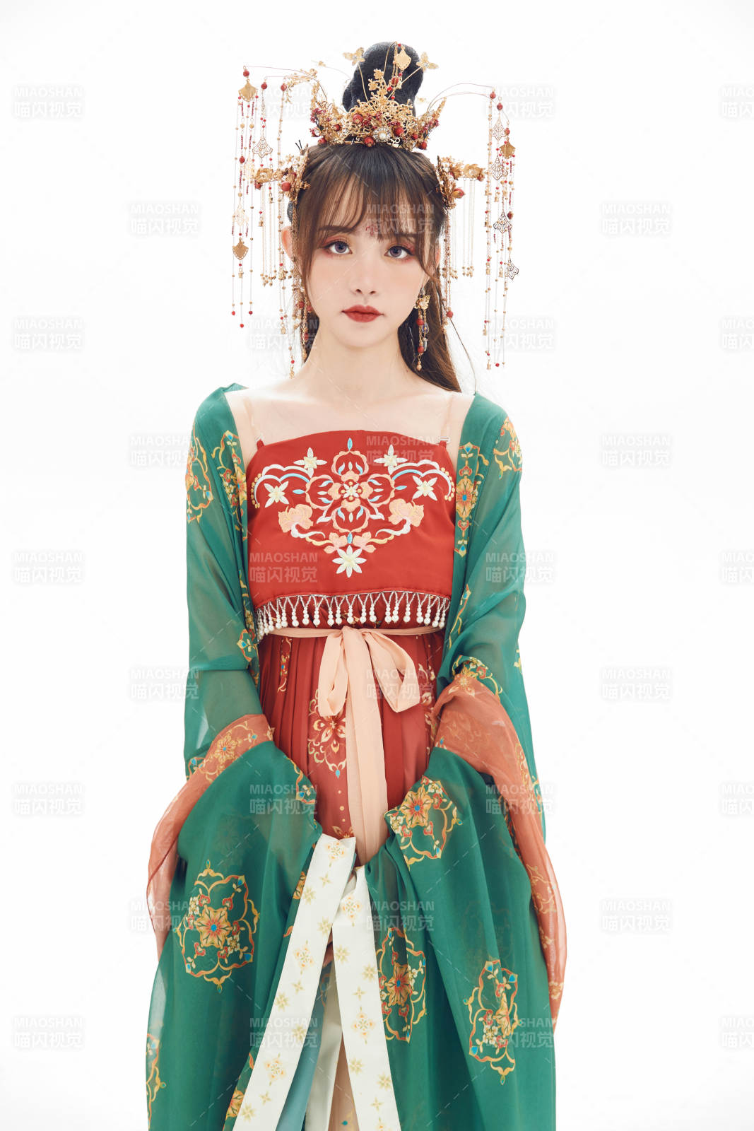 白色背景下身穿大唐风韵女性古装造型