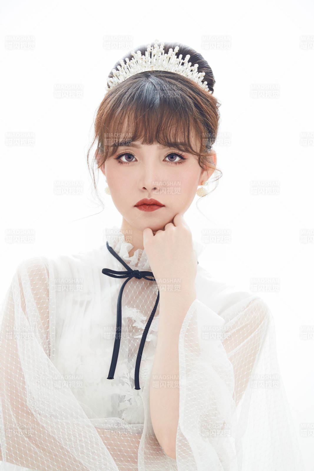 仿妝奧黛麗赫本風格妝容服飾的亞洲少女