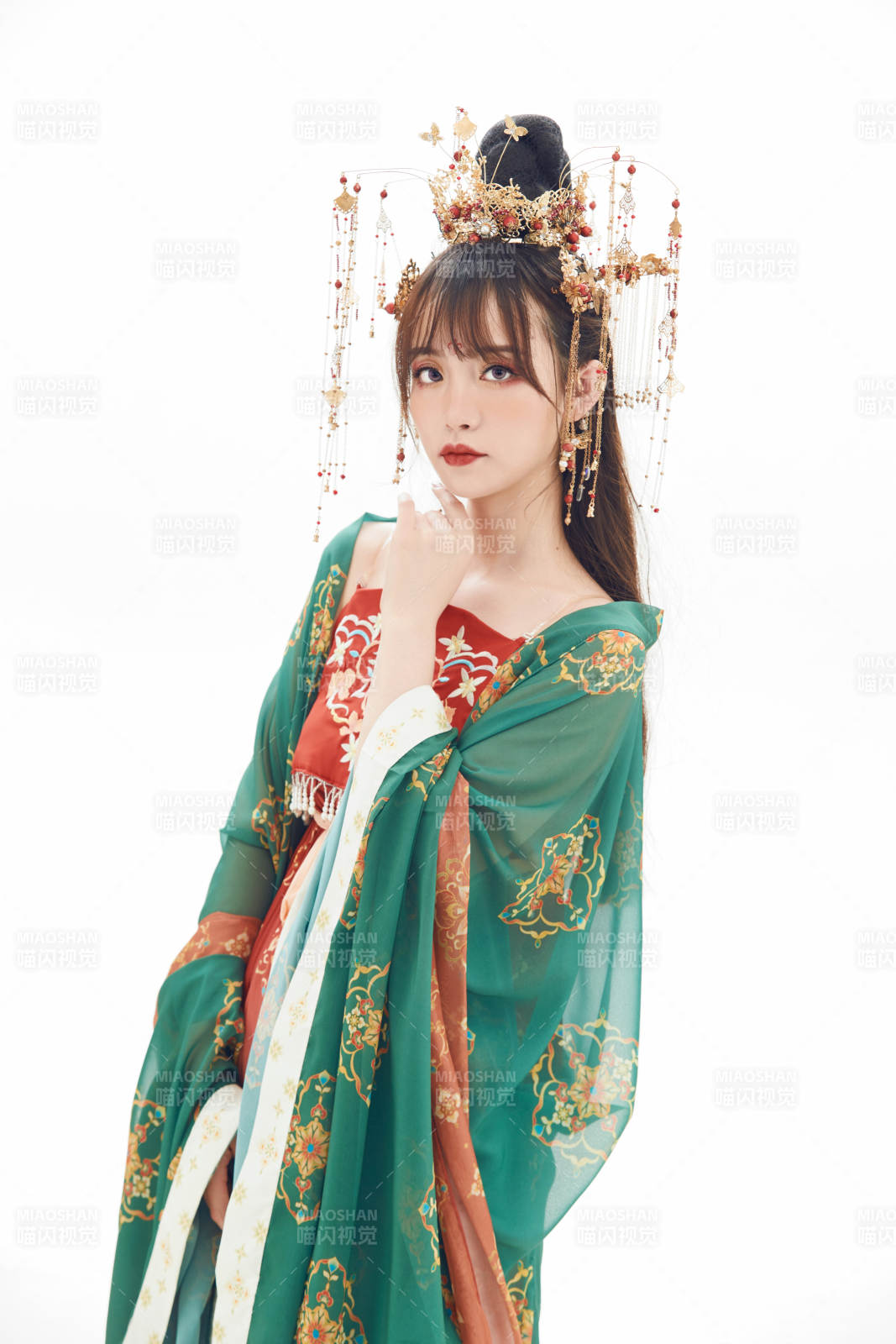 白色背景下身穿大唐风韵女性古装造型