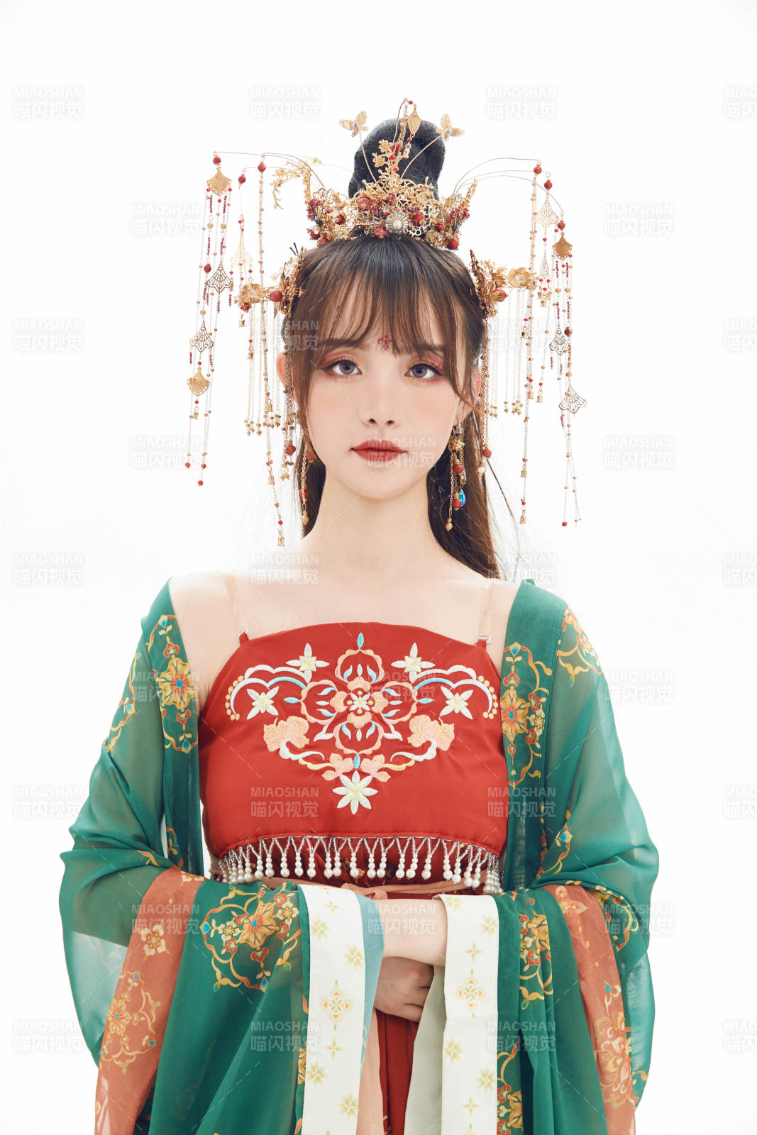 白色背景下身穿大唐風韻女性古裝造型