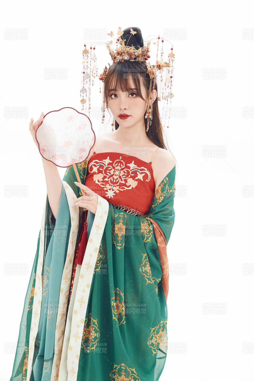 白色背景下身穿大唐風韻女性古裝造型