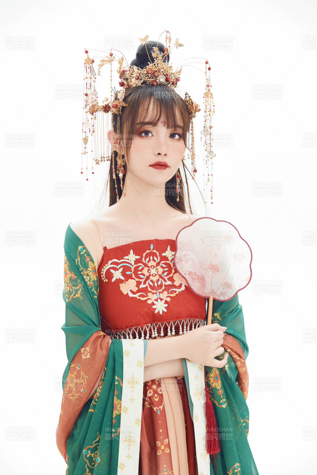 白色背景下身穿大唐风韵女性古装造型