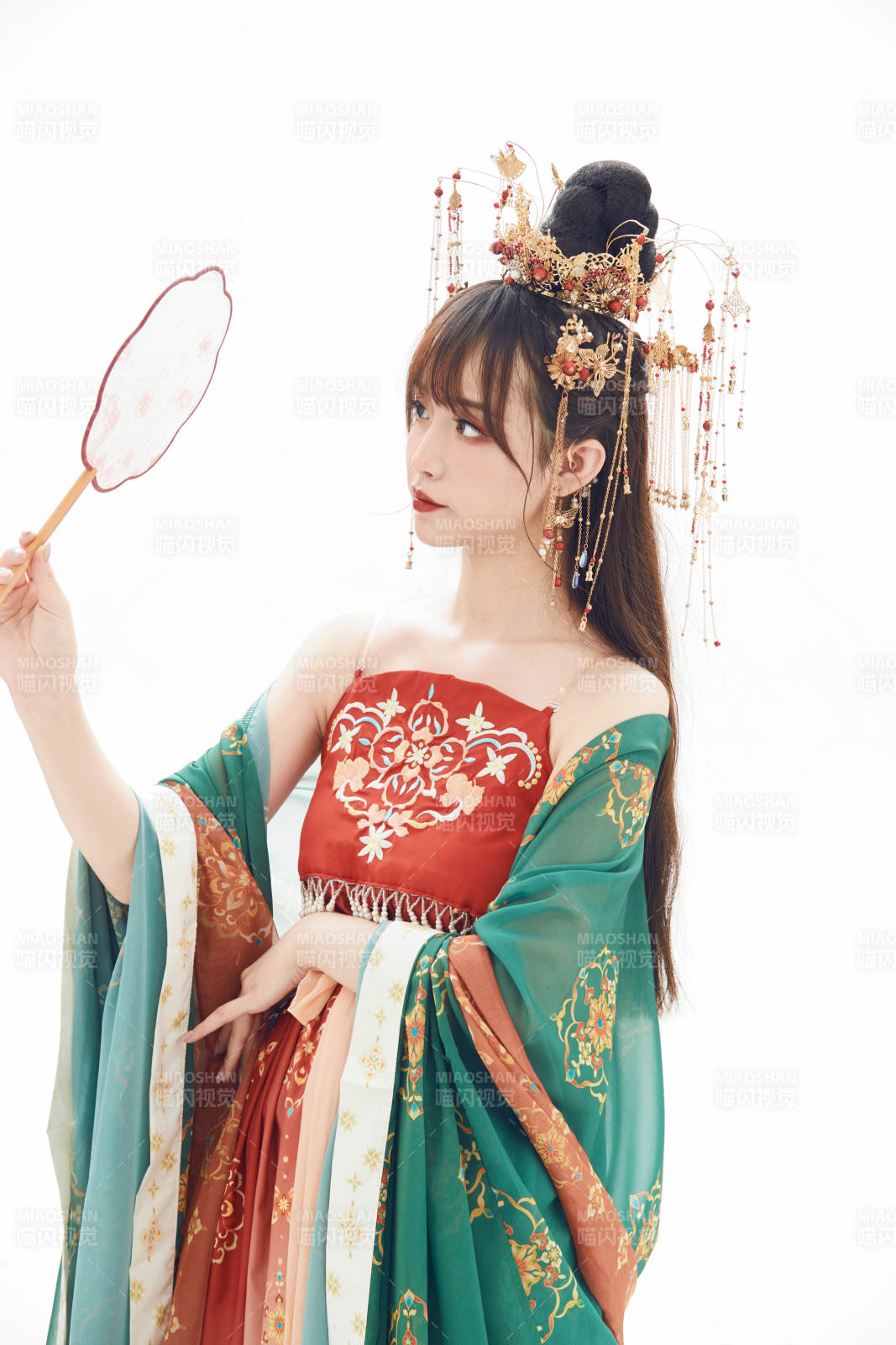 白色背景下身穿大唐风韵女性古装造型