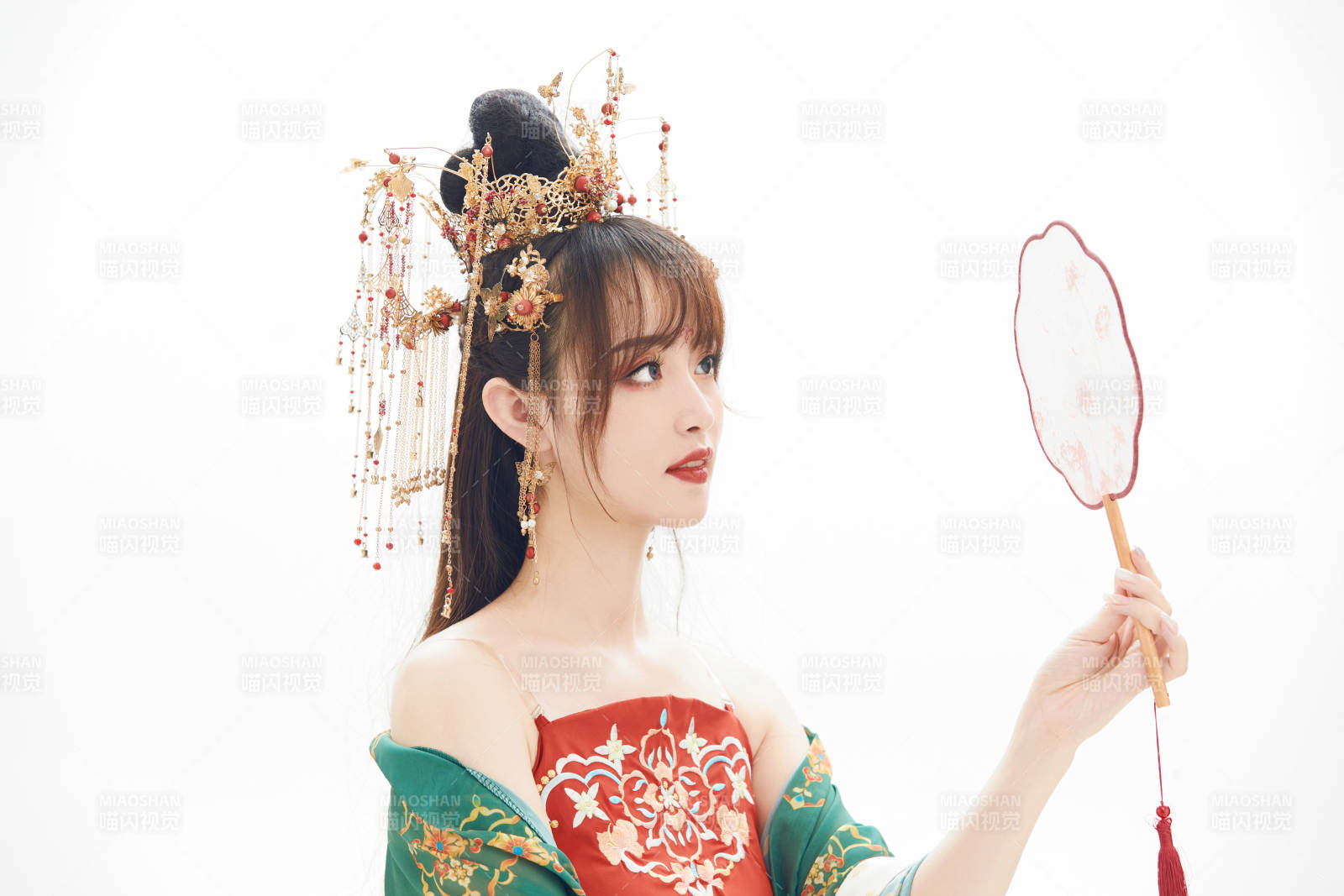 白色背景下身穿大唐風韻女性古裝造型