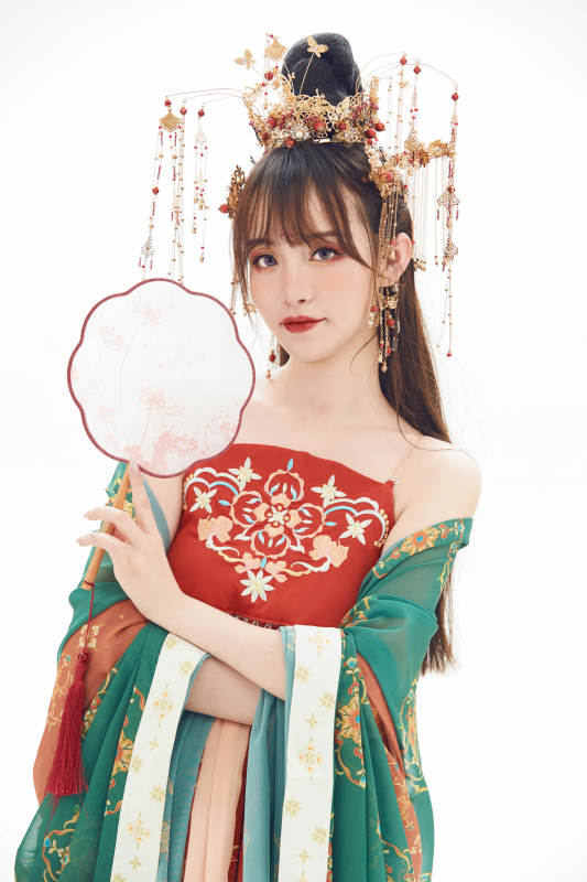 白色背景下身穿大唐风韵女性古装造型