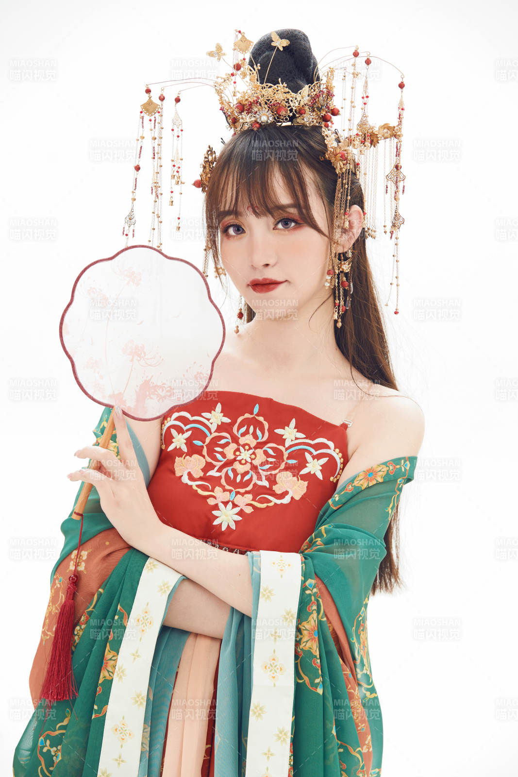 白色背景下身穿大唐风韵女性古装造型