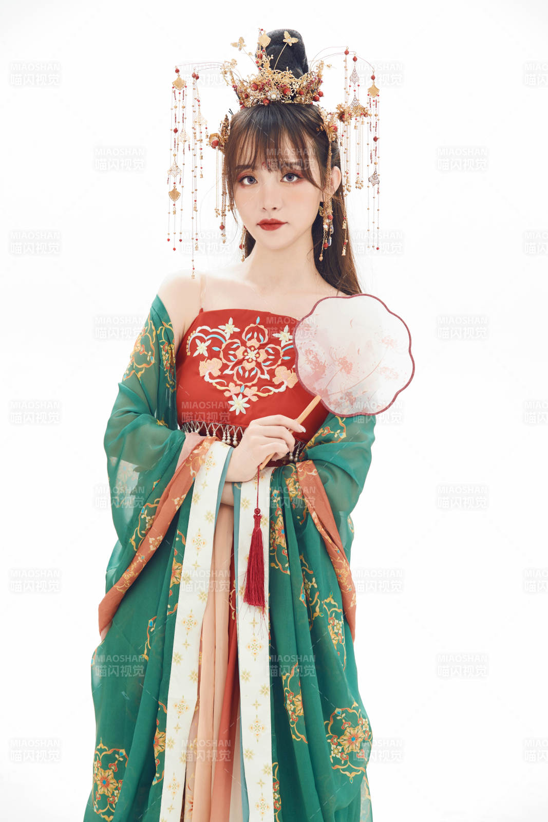 白色背景下身穿大唐風(fēng)韻女性古裝造型