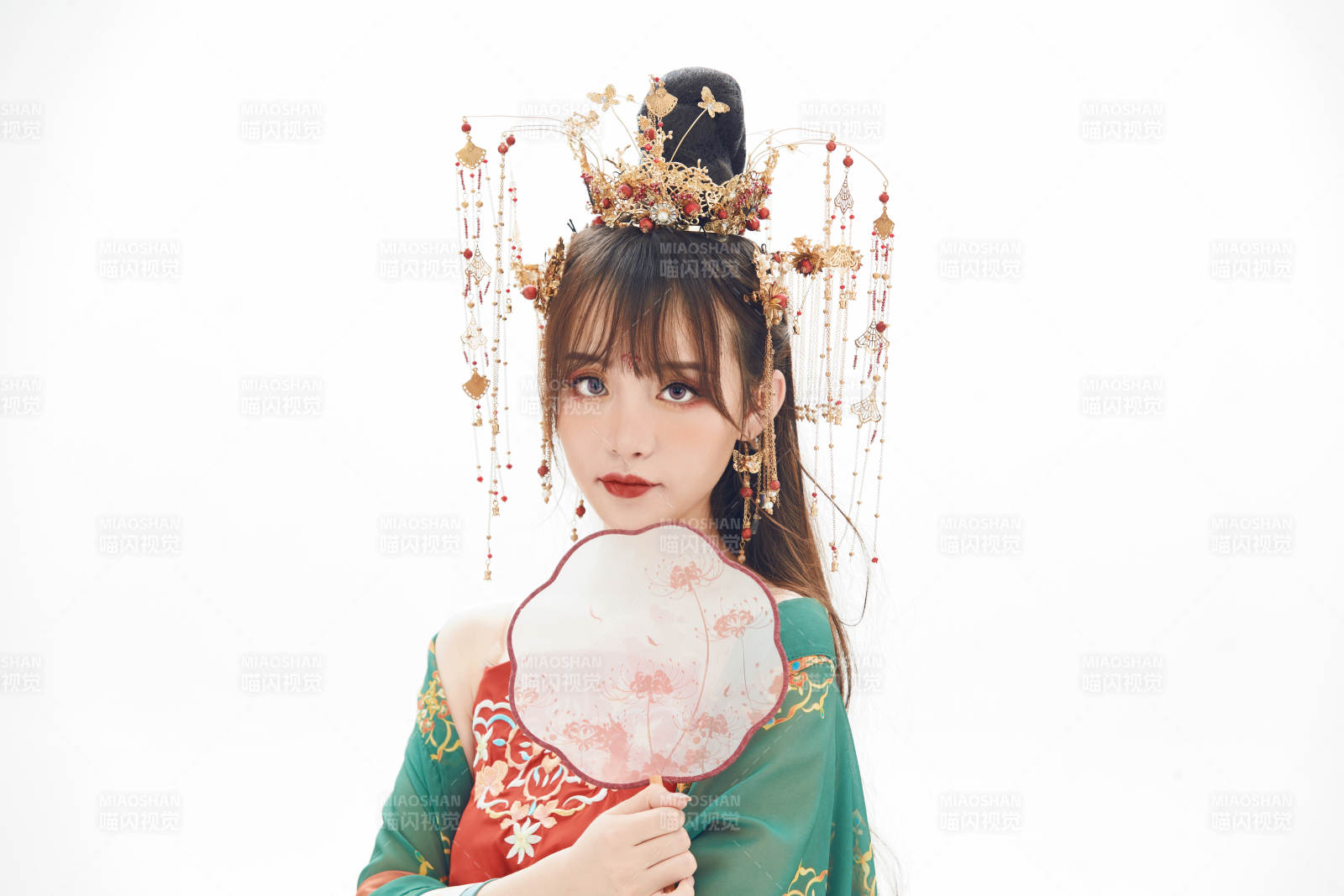 白色背景下身穿大唐风韵女性古装造型