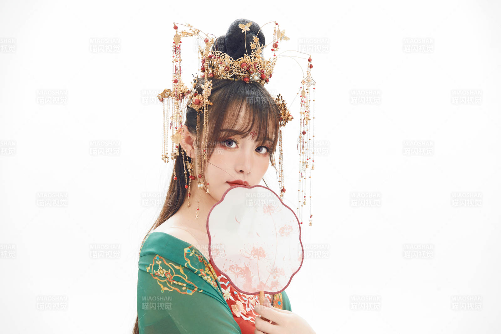 白色背景下身穿大唐風韻女性古裝造型