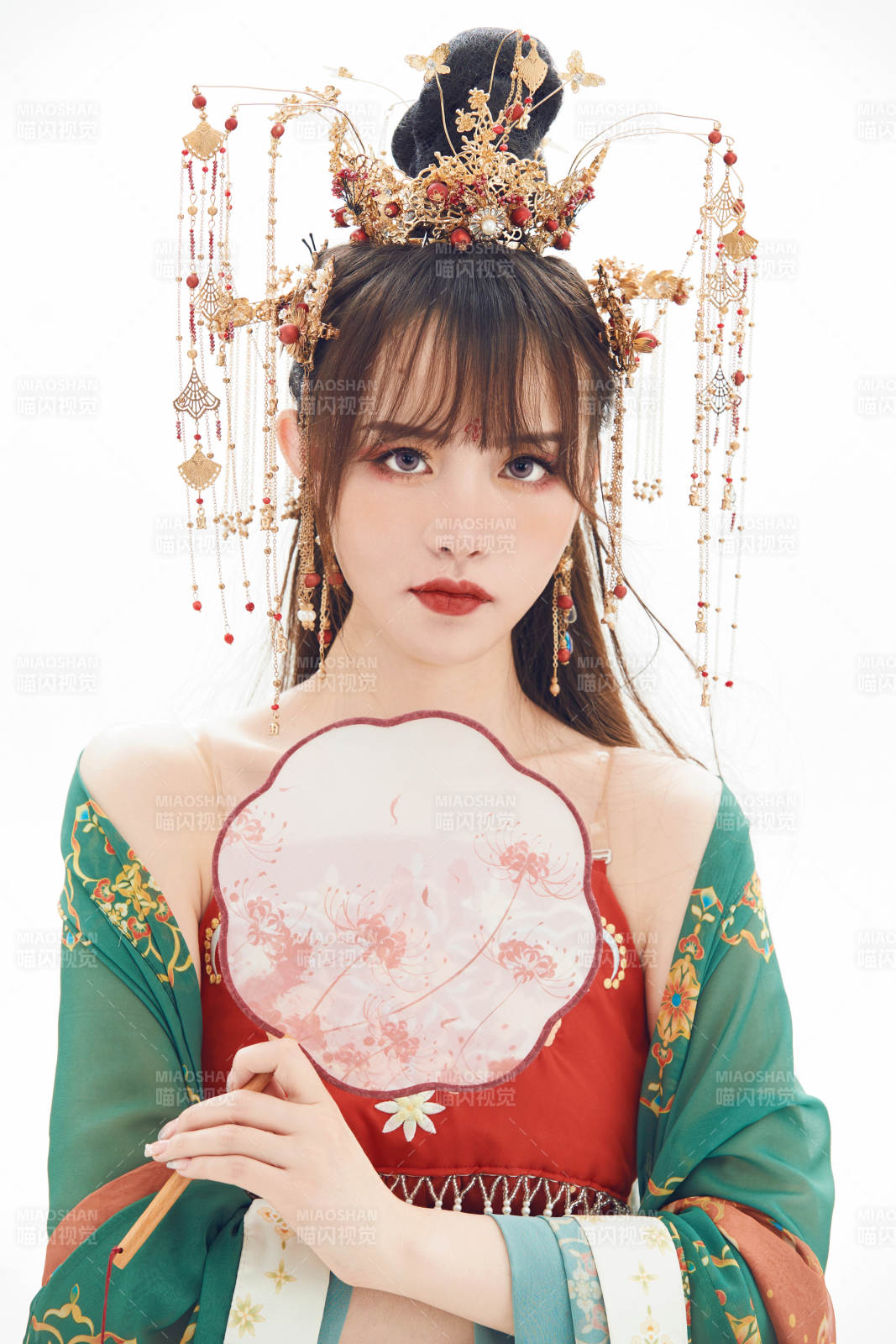 白色背景下身穿大唐風韻女性古裝造型