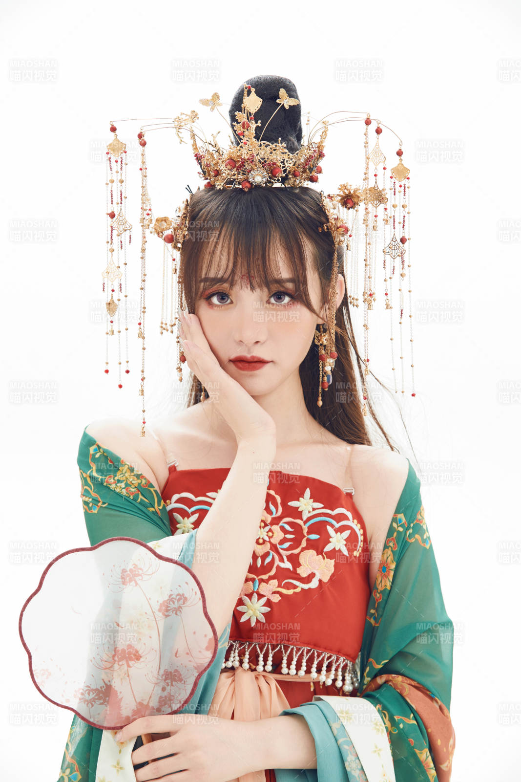 白色背景下身穿大唐风韵女性古装造型