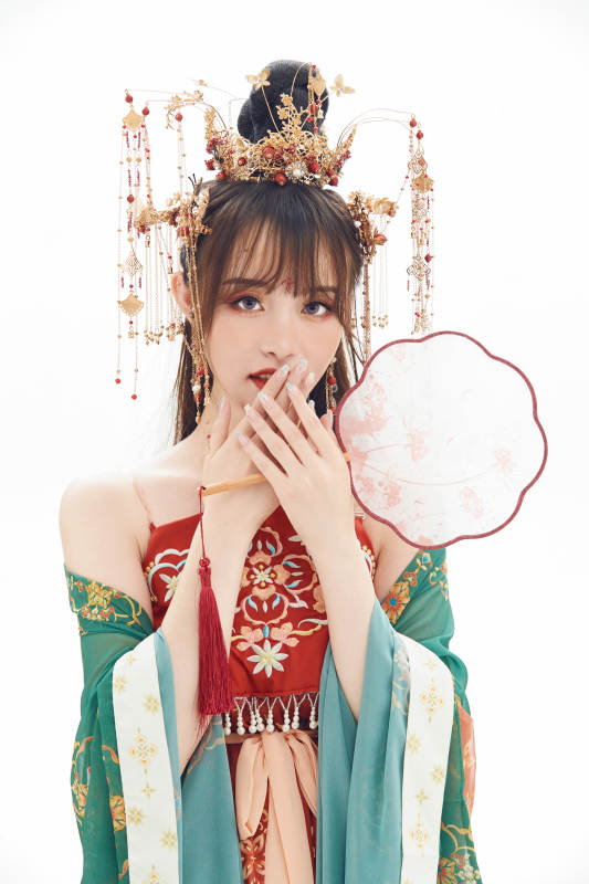 白色背景下身穿大唐风韵女性古装造型