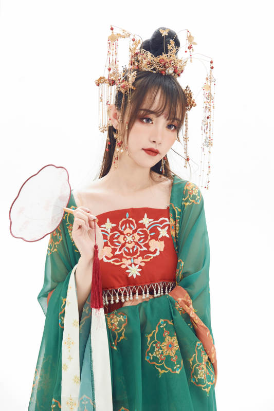 白色背景下身穿大唐风韵女性古装造型
